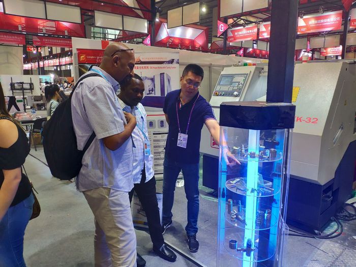 業(yè)務(wù)人員在向客戶介紹批頭車床可加工的產(chǎn)品種類 業(yè)務(wù)人員在向客戶介紹批頭車床可加工的產(chǎn)品種類