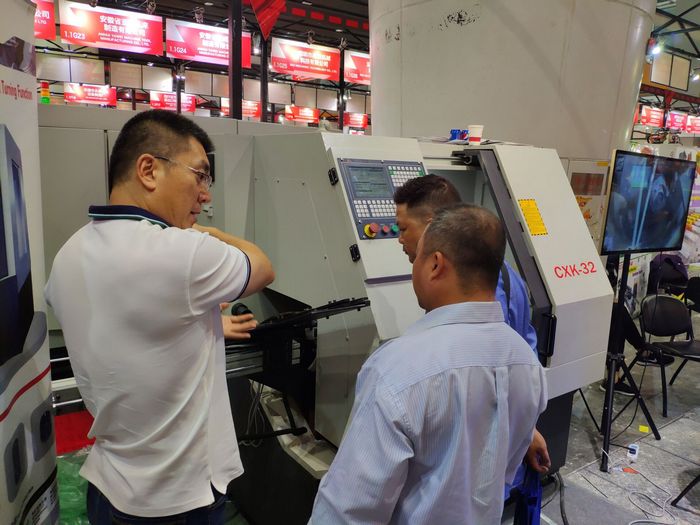 向客戶介紹批頭車床的功能 向客戶介紹批頭車床的功能