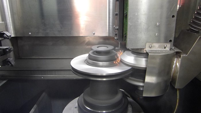 剎車盤專用磨床加工畫面 剎車盤專用磨床加工畫面